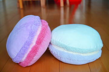 マカロンの形の可愛らしい色のクッション