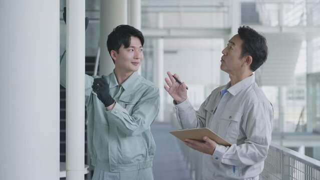 点検する作業員