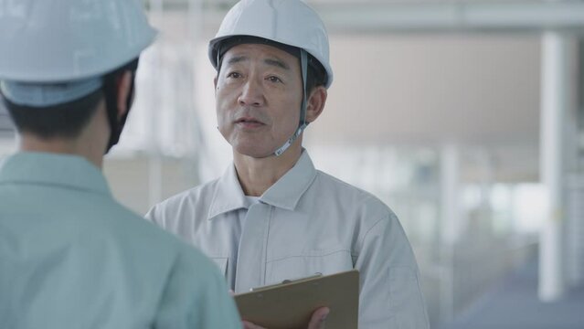 工事現場で働く作業員