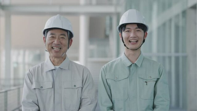 工事現場で働く作業員