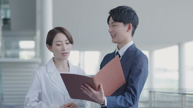 商談をする医者と営業マン
