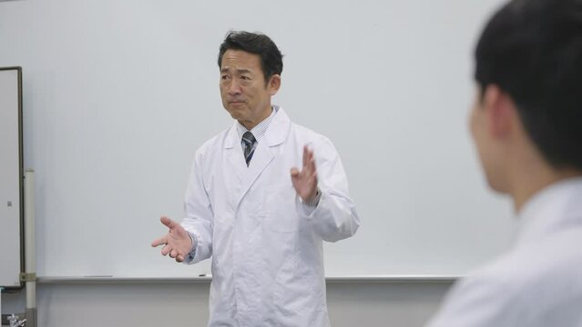 プレゼンテーションをする医者
