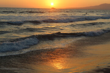 Playa y olas doradas en un atardecer hermoso