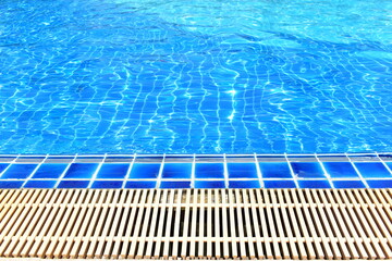 Obraz premium surface of blue swimming pool with water drain