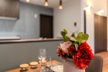 食卓に飾られた花　人物無し