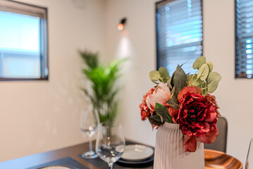 食卓に飾られた赤い花　人物無し