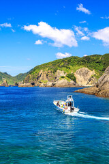 ヒリゾ浜渡船の漁船に乗って、海に出るスキンダイバー、シュノーケラーたち。

日本国静岡県伊豆半島賀茂郡南伊豆町中木から渡し船で渡るヒリゾ浜にて。
2022年9月水中撮影。

Skin divers take to the sea on a fishing boat on the ferry to Hirizohama beach.
