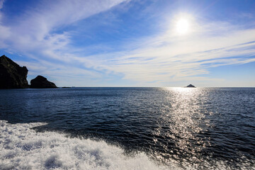 ヒリゾ浜渡船の漁船に乗って、海に出るスキンダイバー、シュノーケラーたち。

日本国静岡県伊豆半島賀茂郡南伊豆町中木から渡し船で渡るヒリゾ浜にて。
2022年9月水中撮影。

Skin divers take to the sea on a fishing boat on the ferry to Hirizohama beach.
