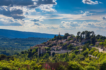 Obraz premium 2024-05-22 THE HILLSIDE TOWN OF BONNIEUX FRANCE WITH LUSH GREENERY AND A BEAUTIFUL SKY IN PROVANCE FRANCE