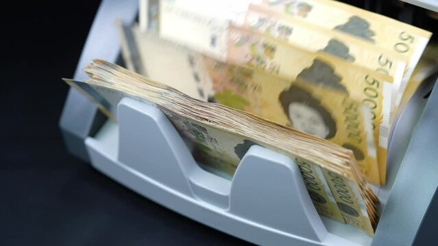 Counting 50,000 won bills in South Korea, money, 60fps, slow