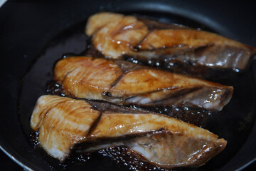 ぶりの照り焼きを作る様子