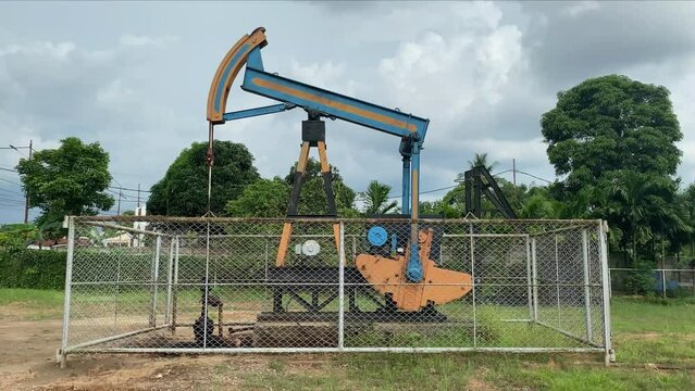 pump jack, oil production proses, Pumping oil and gas from the ground