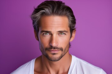 Fototapeta premium So sexy man, aged 35 and older, with a captivating gaze on a light purple background