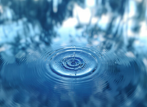 静寂の湖面に広がる水滴の波紋
