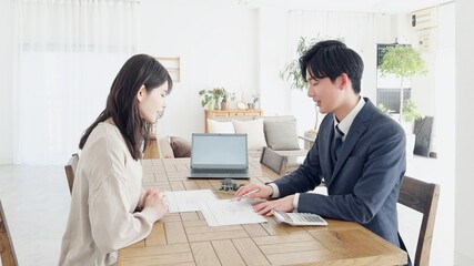 不動産の営業をするビジネスマン