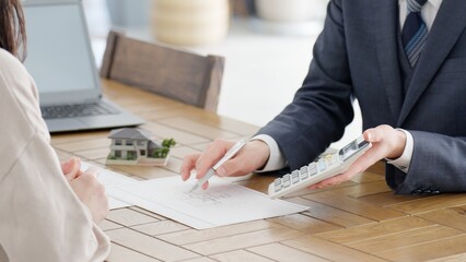 不動産の見積もりを計算するビジネスマンの手元