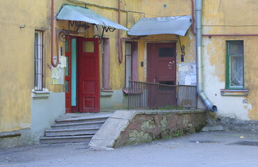 Fototapeta premium Entrance to an old apartment building with a porch