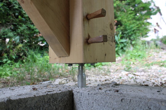 Pied de poteau sur&eacute;lev&eacute; en acier galvanis&eacute;, embase &agrave; fixer, visser ou &agrave; boulonner