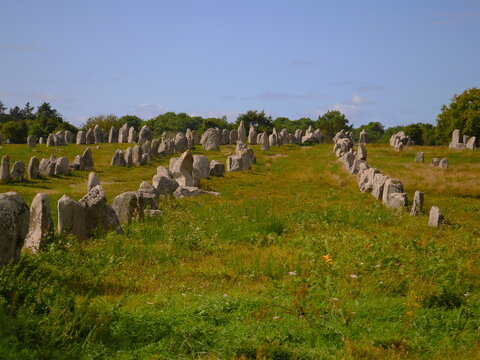 Rows of menirs carved out of rock, the exact meaning is unknown, but the cultic significance in the Neolithic period seems certain. The effort that people put into building it was enormous.