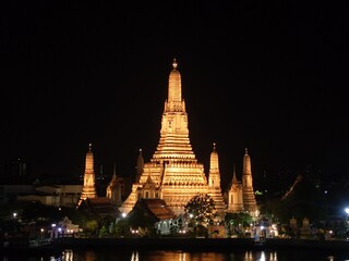 Fototapeta premium view opposite Wat Arun at night 