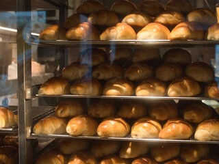 日本の東京を散歩中に見つけたパン屋さんの作業風景