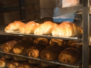 日本の東京を散歩中に見つけたパン屋さんの作業風景