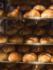 日本の東京を散歩中に見つけたパン屋さんの作業風景