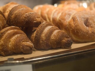 日本の東京を散歩中に見つけたパン屋さんの作業風景