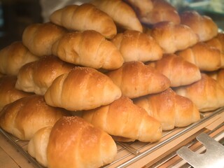 日本の東京を散歩中に見つけたパン屋さんの作業風景