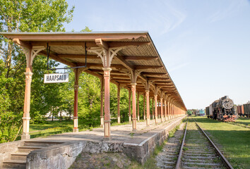 Langer alter Bahnsteig in der Kurstadt Haapsalu in Estland.