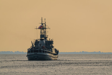 Obraz premium WARSHIP - Rescue-salvage ship of the Polish Navy