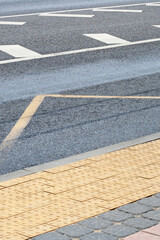 Fototapeta premium A detailed view of a road featuring a bright yellow curb