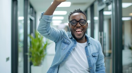 Obraz premium The joyful man in office
