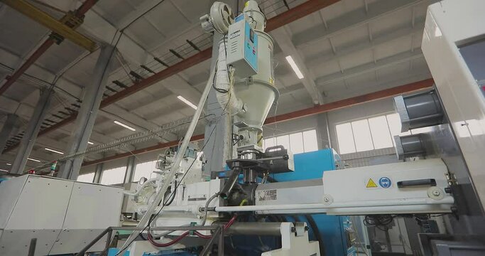 The process of creating a plastic part by injection molding. Injection molding thermoplastic machine.
