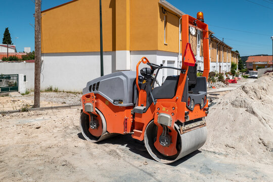 Rolo compactador em a&ccedil;&atilde;o numa obra de constru&ccedil;&atilde;o urbana