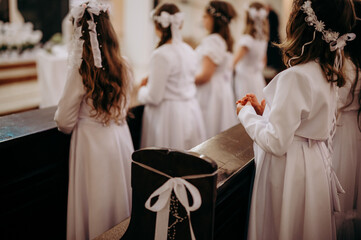 ręce dzieci złożone do modlitwy