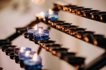 Świeczki palące się w kosciele