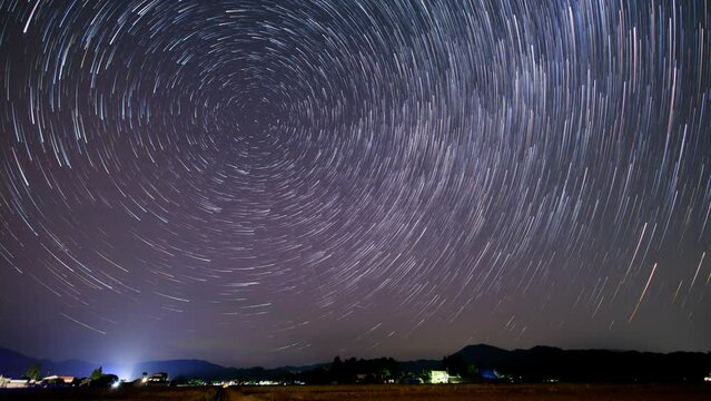 北極星を中心に回転する星の動き　天の川　日周運動　タイムラプス　軌跡　長時間インターバル撮影