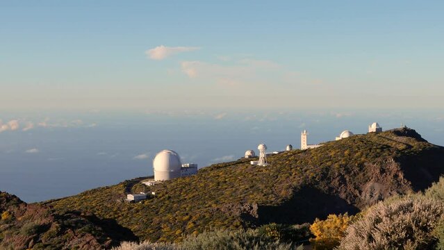 Timelapse sobre los telescopios con caida de luz al atardecer.
