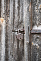 Nahaufnahme eines alten patinierten Vorangschlosses auf einer Scheune