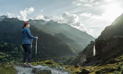 Naklejka premium Wanderin in den Bergen