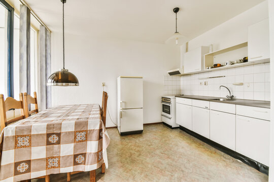 Bright kitchen with dine-in space in Simone de Beauvoirstraat