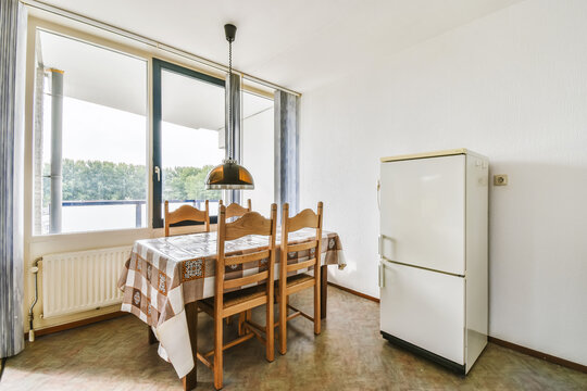 Simple dining area with scenic view in Simone de Beauvoirstraat