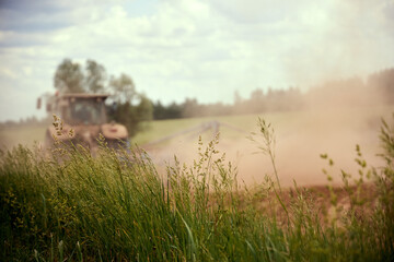 Naklejka premium tractor to the field plowing the land