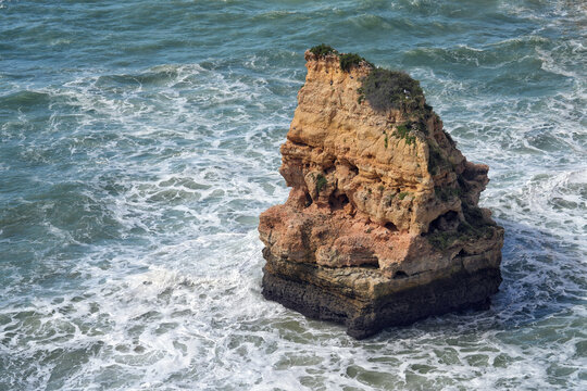 Felsen aus Sandstein steht allein erodiert im Meer 