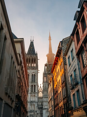 Fototapeta premium View of Cathédrale Notre-Dame de Rouen (Rouen Cathedral) through the street