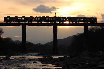  夕焼け空を渡る秩父鉄道7500系電車_2023/2/4撮影