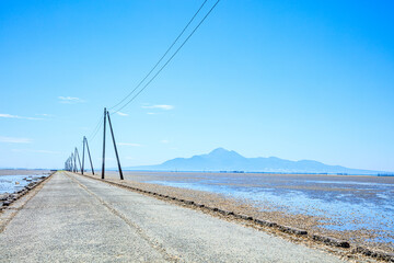 Fototapeta premium 初夏の岱明海床路 熊本県玉名市 Taimei undersea road in early summer. Kumamoto Pref, Tamana City.