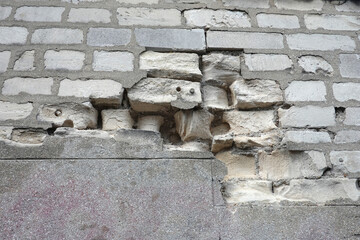 Mur en pierres calcaires friables