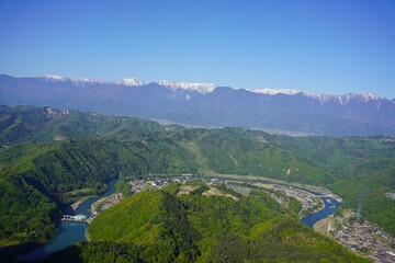 信州　生坂村　京ヶ倉から望む犀川と残雪の北アルプス